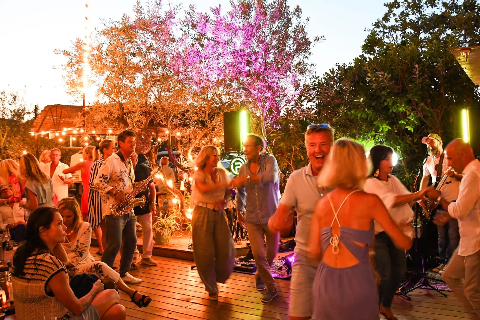 Public dansant pendant un apéro live sur la terrasse du Will
